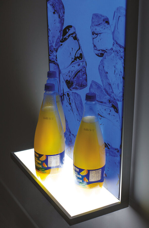 Personalization of POS advertising: How illuminated displays increase engagement